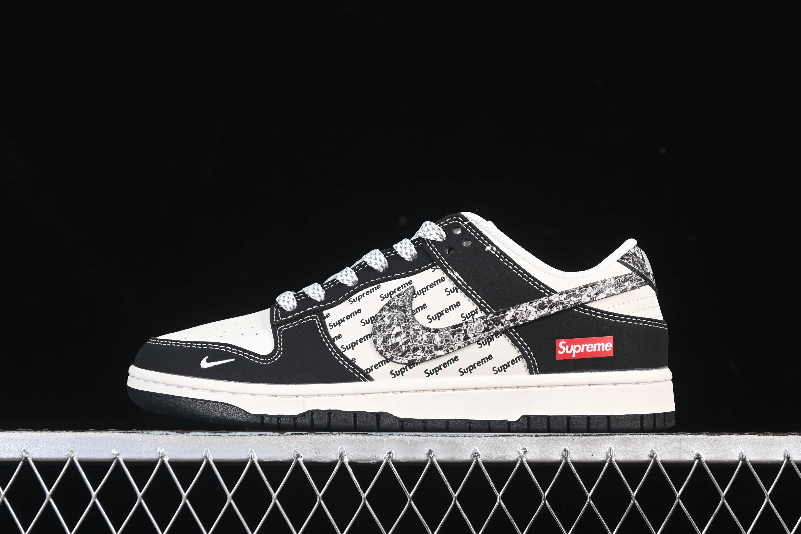 All categories Nk SB Dunk Series Nk SB Dunk Low High-end customized low-top sneakers Nike SB Dunk Low joint black flower hook Anniversary high-end customized low-top casual sneakers XS6089-624